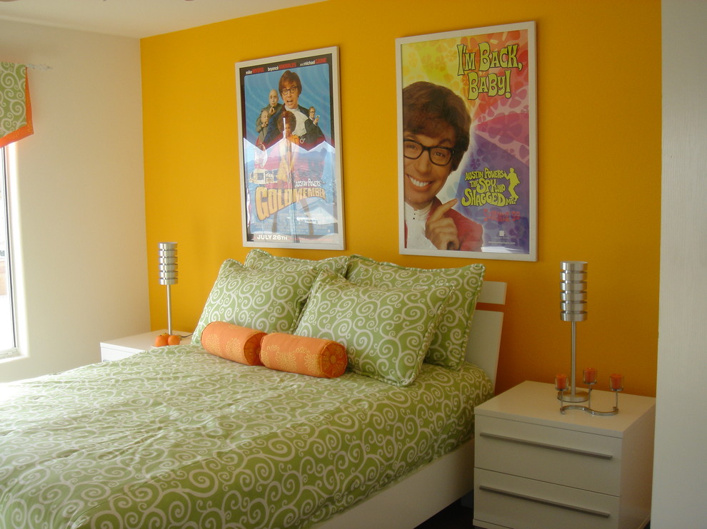 Réalisation d'une chambre d'amis vintage avec un mur orange, sol en béton ciré et un sol gris.