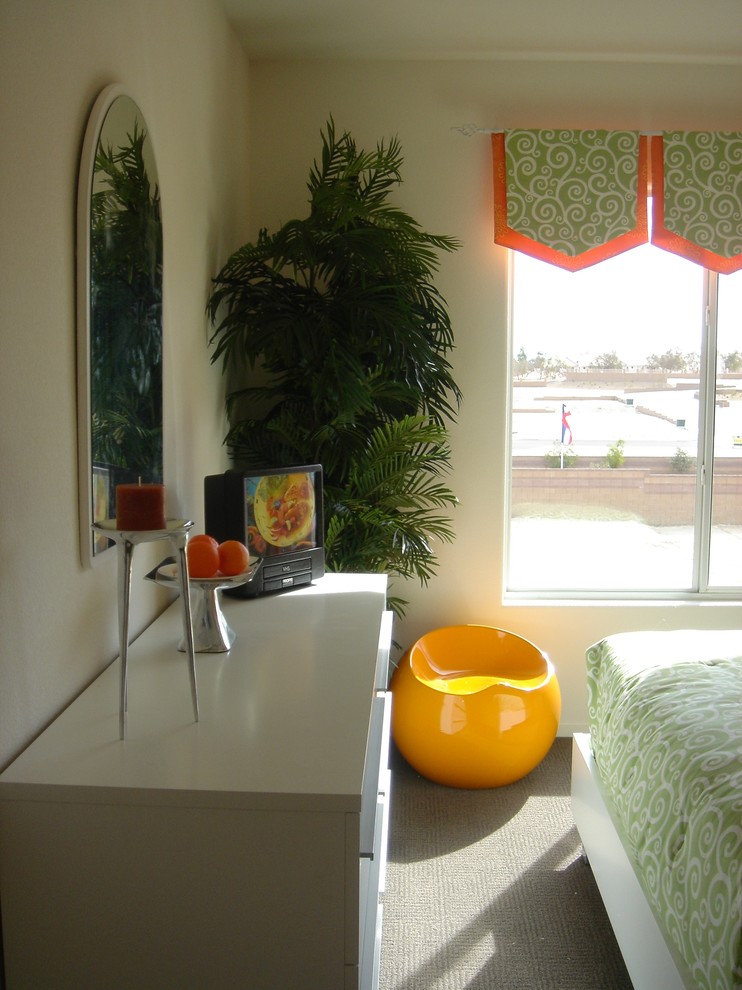 Inspiration pour une chambre d'amis vintage avec un mur orange, sol en béton ciré et un sol gris.