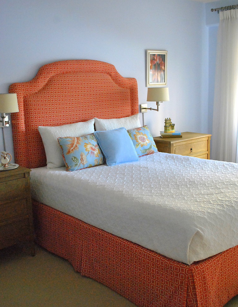 На фото: гостевая спальня среднего размера, (комната для гостей) в стиле ретро с бежевыми стенами и ковровым покрытием без камина