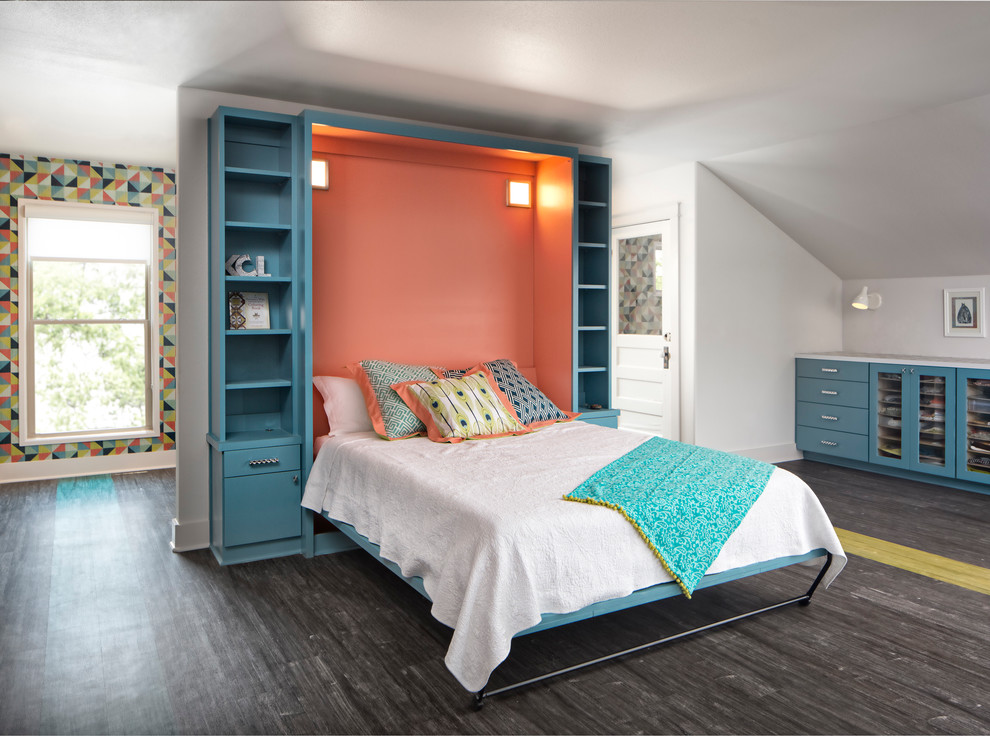 Bild på ett mellanstort 60 tals sovrum, med vita väggar, laminatgolv och flerfärgat golv