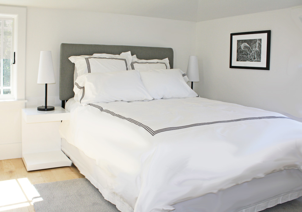 Diseño de dormitorio vintage pequeño con paredes blancas y suelo de madera clara