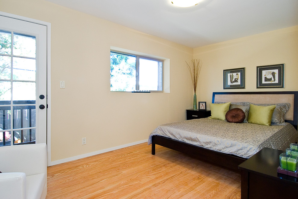 Inspiration pour une chambre parentale vintage avec parquet clair et un mur beige.