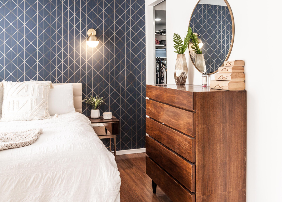 Свежая идея для дизайна: хозяйская спальня среднего размера в стиле ретро с синими стенами, паркетным полом среднего тона, коричневым полом и обоями на стенах - отличное фото интерьера