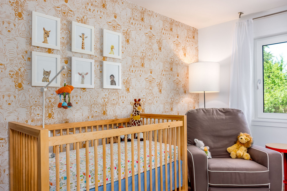 Cette photo montre une très grande chambre de bébé rétro avec un mur blanc, parquet clair, un sol marron et du papier peint.