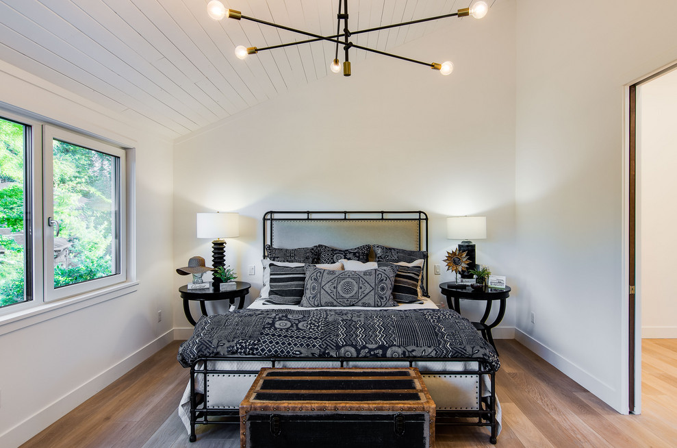Diseño de dormitorio principal, blanco y blanco y madera retro extra grande sin chimenea con paredes blancas, suelo de madera clara y suelo marrón