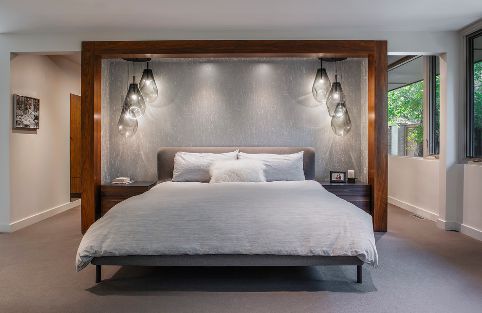 Пример оригинального дизайна: большая хозяйская спальня в стиле ретро с белыми стенами, ковровым покрытием, стандартным камином, фасадом камина из кирпича и серым полом