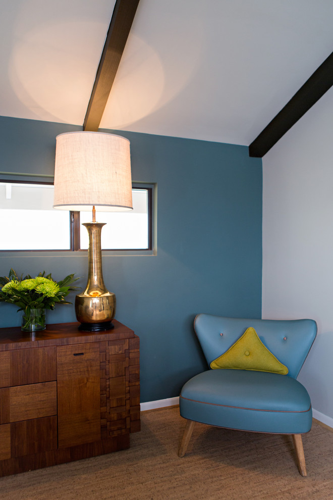 Mittelgroßes Retro Hauptschlafzimmer ohne Kamin mit blauer Wandfarbe und Korkboden in Denver