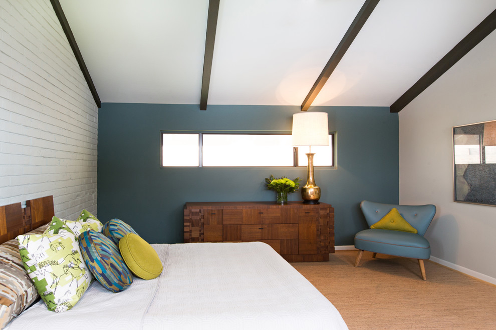 Idée de décoration pour une chambre parentale vintage de taille moyenne avec un mur bleu, un sol en liège et aucune cheminée.