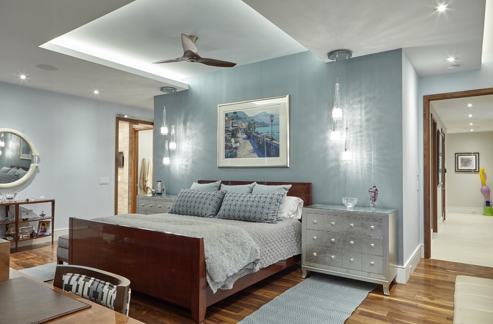Mittelgroßes Mid-Century Hauptschlafzimmer mit blauer Wandfarbe, braunem Holzboden und braunem Boden in Wilmington