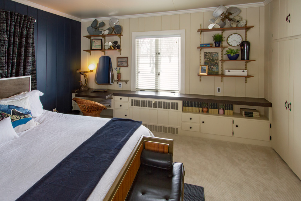 Ejemplo de dormitorio principal retro de tamaño medio con paredes azules, moqueta y suelo blanco