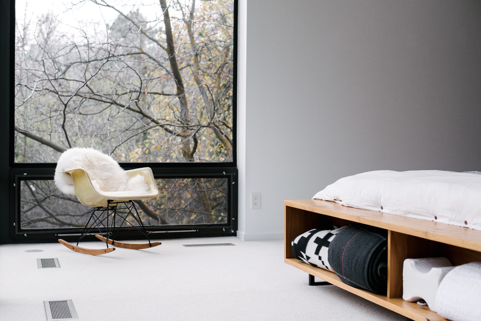 На фото: огромная хозяйская спальня в современном стиле с белыми стенами и ковровым покрытием