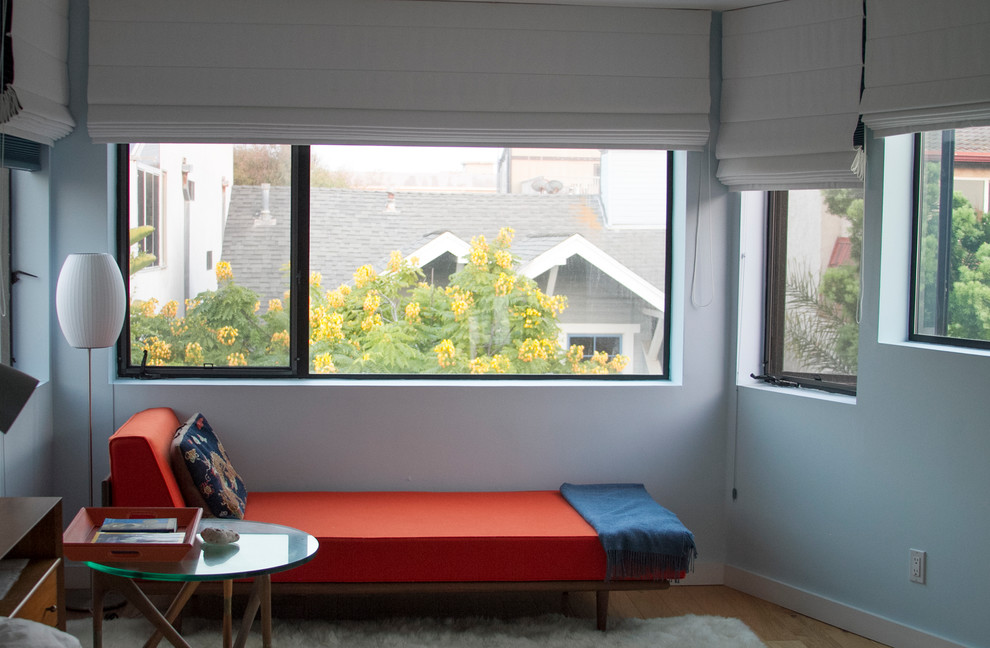Идея дизайна: хозяйская спальня среднего размера в стиле ретро с синими стенами, паркетным полом среднего тона, угловым камином и белым полом