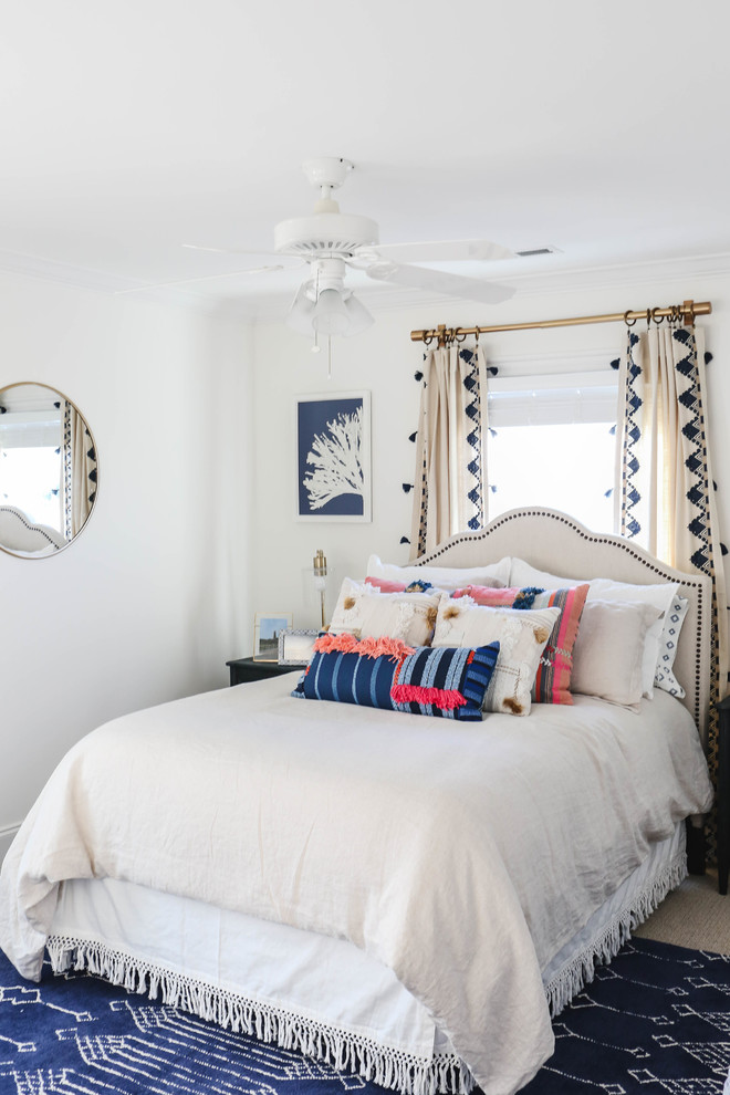 Идея дизайна: гостевая спальня среднего размера, (комната для гостей) в стиле ретро с белыми стенами, ковровым покрытием и бежевым полом без камина