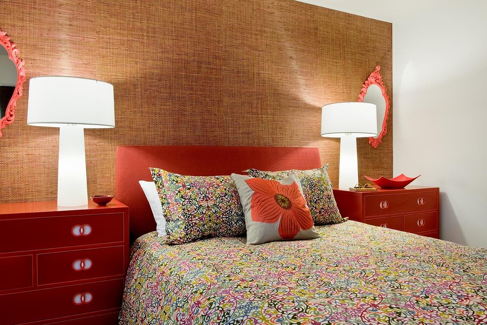 他の地域にあるコンテンポラリースタイルのおしゃれな寝室 (オレンジの壁、アクセントウォール) のレイアウト