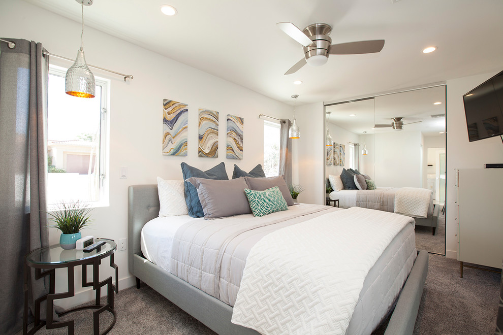 Стильный дизайн: большая гостевая спальня (комната для гостей) в стиле ретро с белыми стенами, ковровым покрытием и коричневым полом без камина - последний тренд