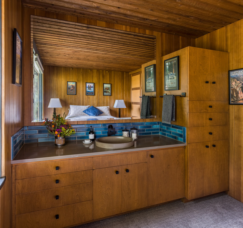 На фото: маленькая гостевая спальня (комната для гостей) в стиле ретро с ковровым покрытием, деревянным потолком и деревянными стенами для на участке и в саду