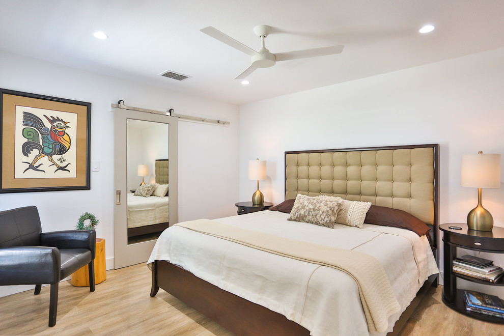 Foto de dormitorio principal vintage de tamaño medio con paredes blancas, suelo de madera clara y suelo beige