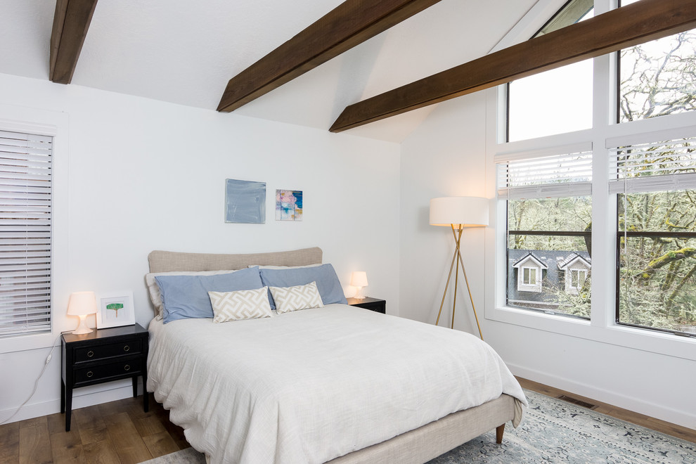 Großes Klassisches Hauptschlafzimmer mit weißer Wandfarbe, braunem Holzboden und braunem Boden in Portland