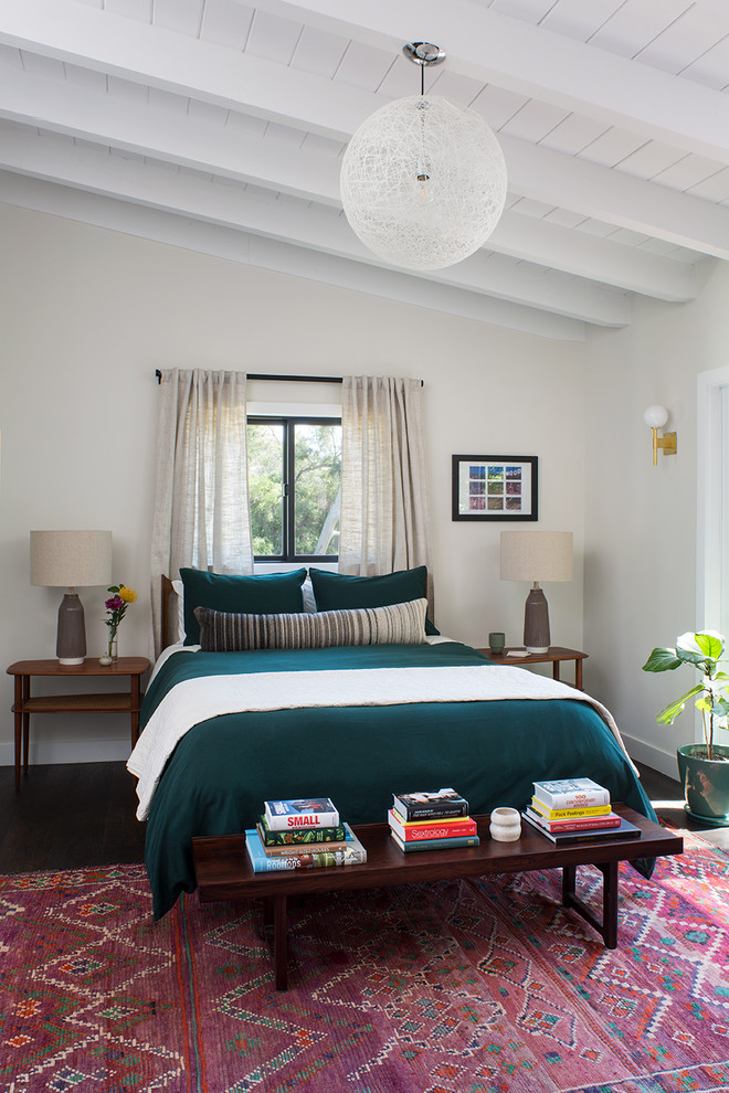 Immagine di una camera degli ospiti moderna di medie dimensioni con pareti bianche, parquet scuro e pavimento marrone