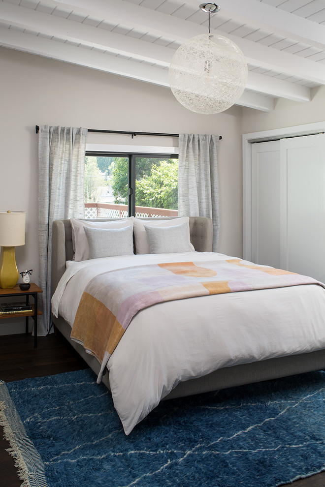 Imagen de dormitorio principal vintage de tamaño medio con paredes blancas, suelo de madera oscura y suelo marrón