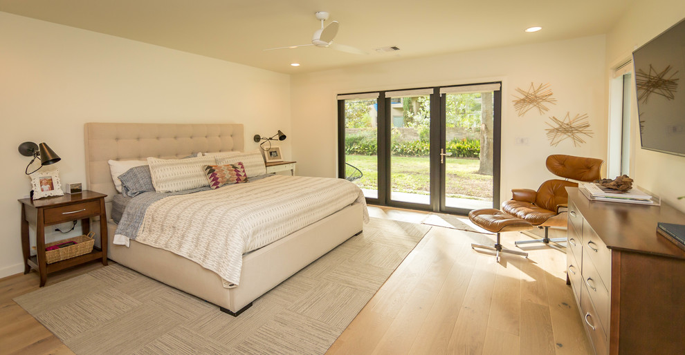 Modelo de dormitorio vintage con paredes beige y suelo de madera en tonos medios