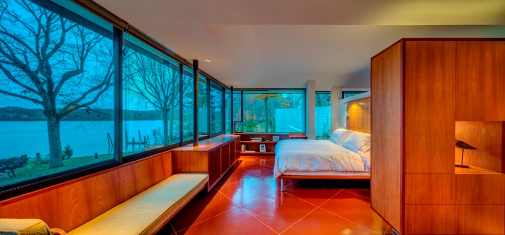 Пример оригинального дизайна: большая хозяйская спальня в современном стиле с серыми стенами и полом из терракотовой плитки без камина