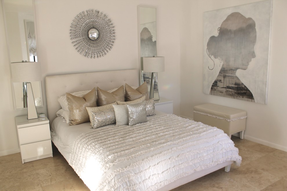 Imagen de habitación de invitados vintage de tamaño medio sin chimenea con paredes blancas y suelo de travertino