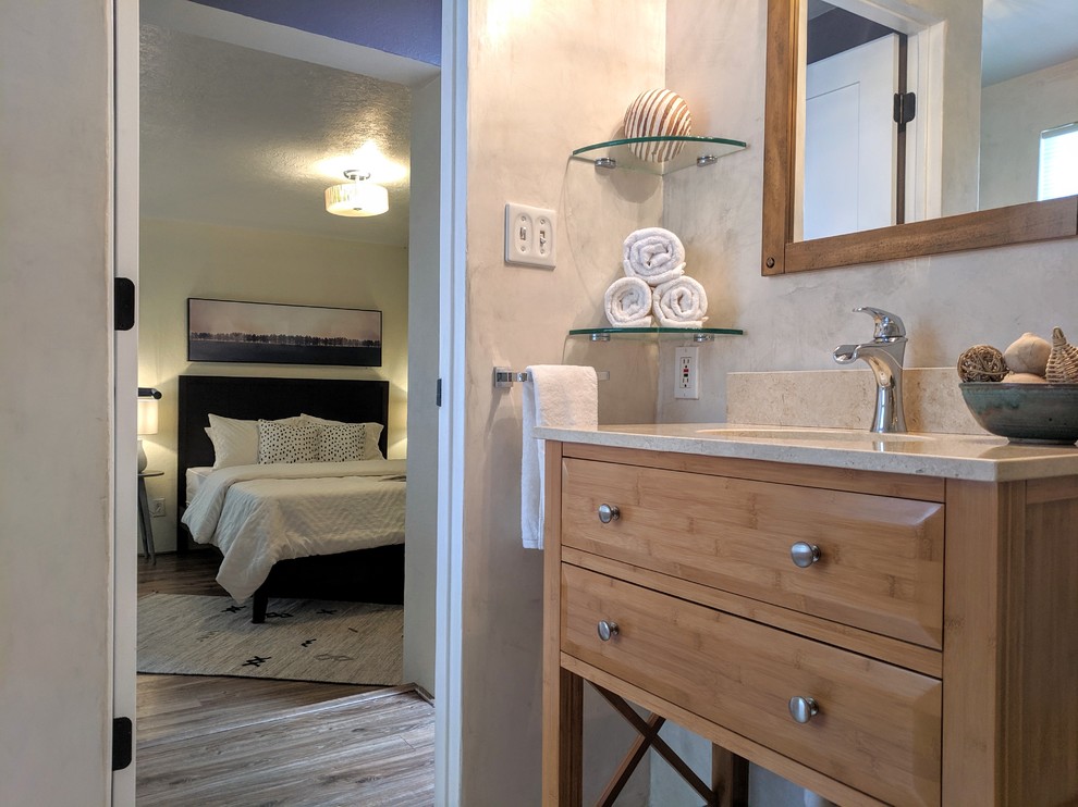 Imagen de dormitorio principal vintage pequeño sin chimenea con paredes amarillas, suelo de madera en tonos medios y suelo marrón