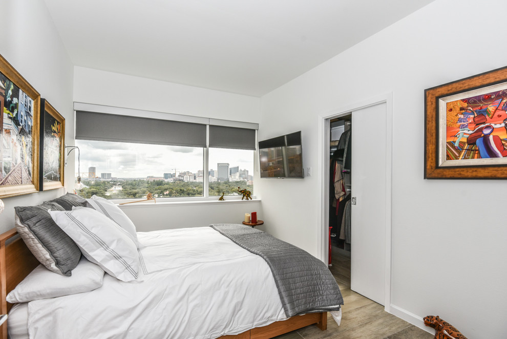 Свежая идея для дизайна: гостевая спальня среднего размера, (комната для гостей) в стиле ретро с белыми стенами и полом из керамогранита - отличное фото интерьера