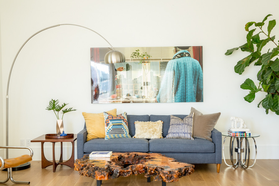 Idée de décoration pour une grande chambre parentale vintage avec un mur blanc et parquet clair.