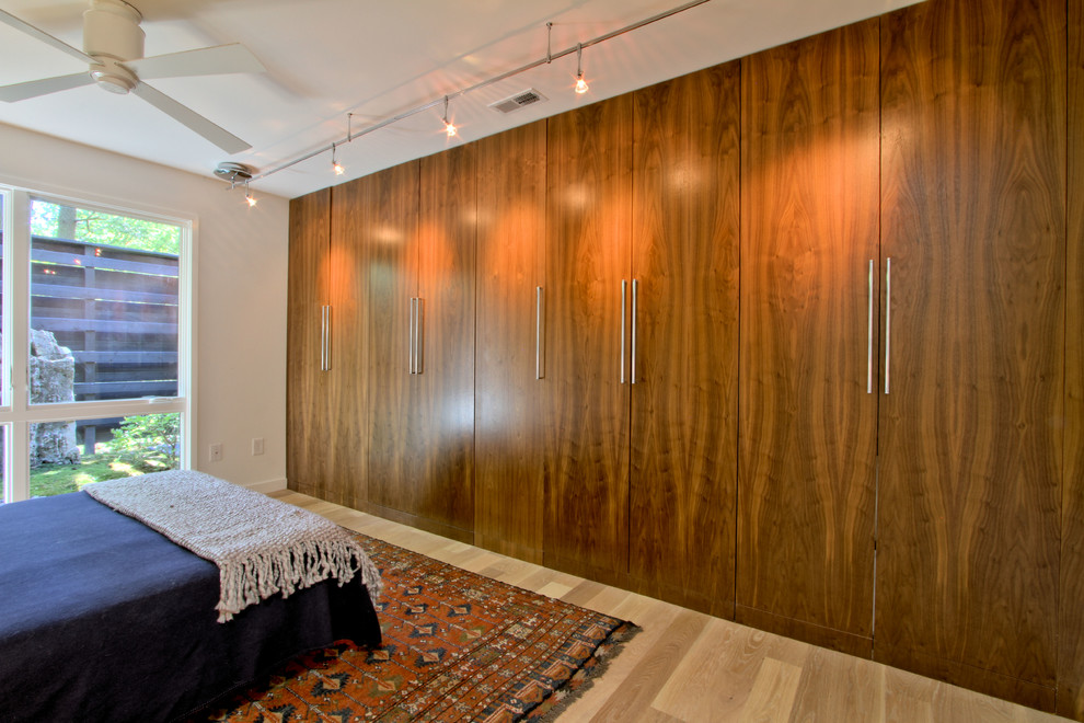 Стильный дизайн: хозяйская спальня среднего размера в стиле ретро с белыми стенами, светлым паркетным полом и бежевым полом без камина - последний тренд