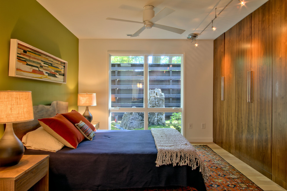 Diseño de dormitorio principal vintage de tamaño medio sin chimenea con paredes blancas, suelo de madera clara y suelo beige