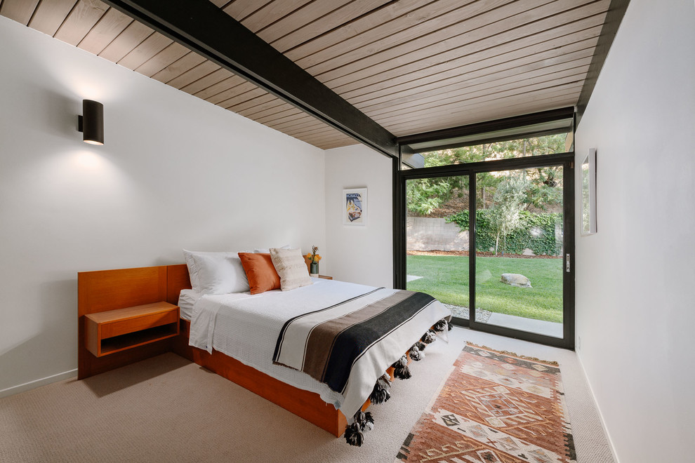 Свежая идея для дизайна: гостевая спальня среднего размера, (комната для гостей) в стиле ретро с белыми стенами, ковровым покрытием и бежевым полом - отличное фото интерьера