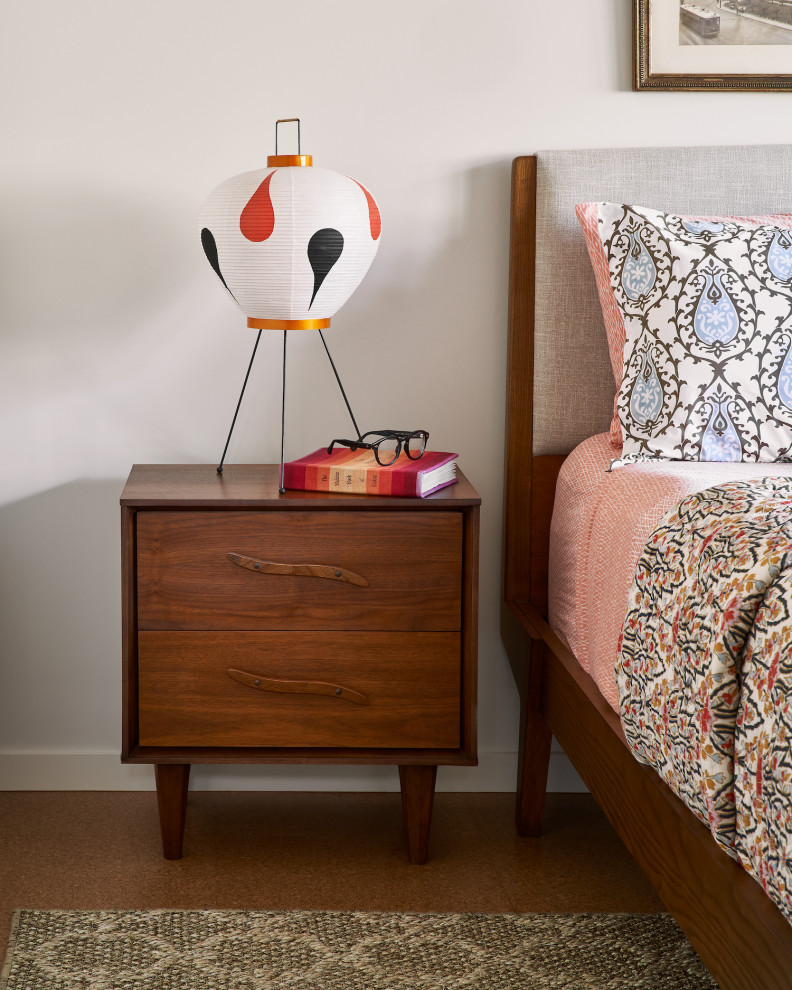 オースティンにある中くらいなミッドセンチュリースタイルのおしゃれな客用寝室 (グレーの壁、コルクフローリング、茶色い床) のレイアウト