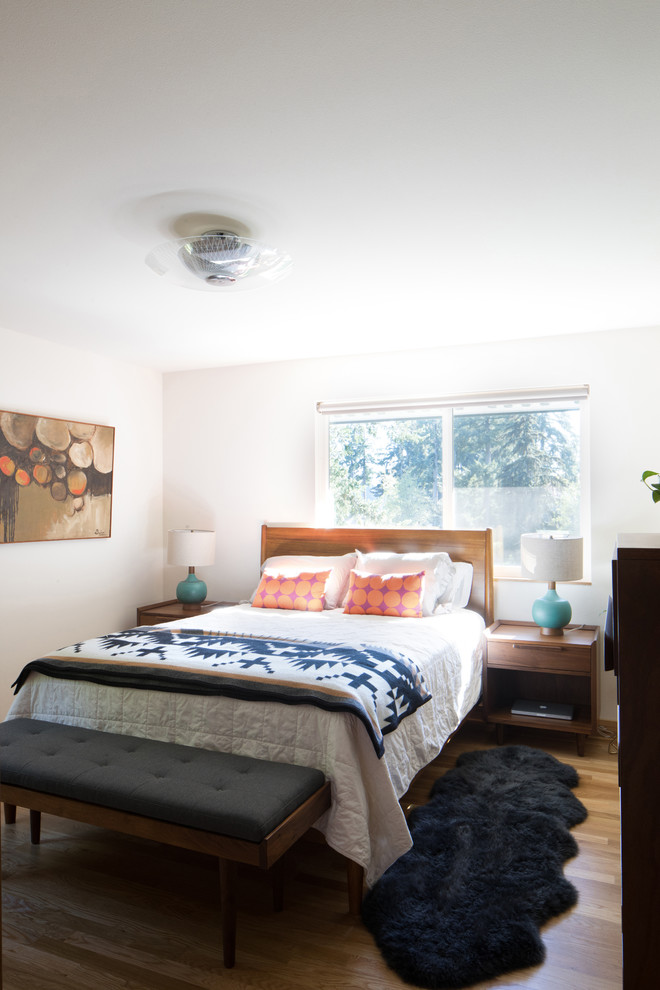 Mittelgroßes Retro Hauptschlafzimmer mit weißer Wandfarbe und braunem Holzboden in Seattle