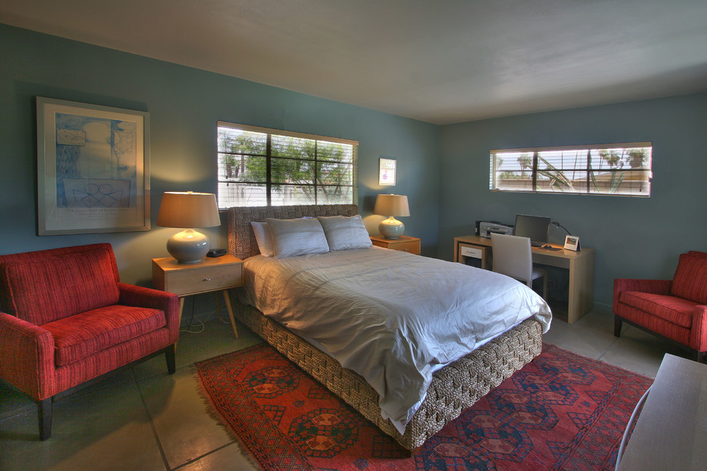На фото: хозяйская спальня среднего размера в стиле ретро с синими стенами и бетонным полом
