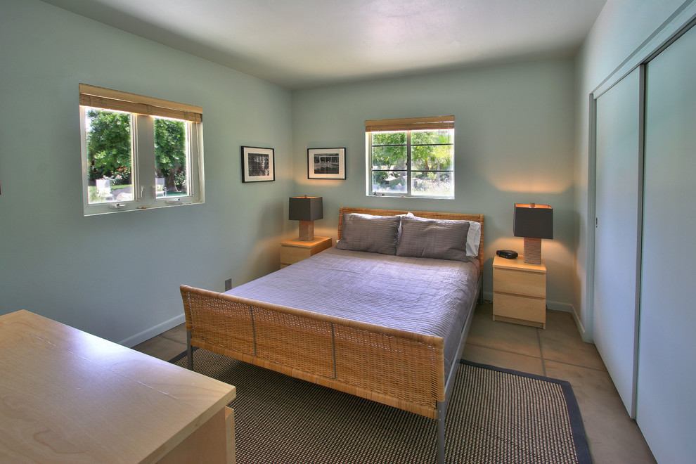Cette image montre une chambre d'amis vintage de taille moyenne avec un mur bleu et un sol en carrelage de céramique.