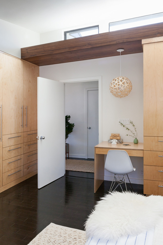 Modernes Hauptschlafzimmer mit weißer Wandfarbe und dunklem Holzboden in Los Angeles