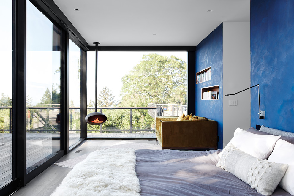 Idéer för retro sovrum, med blå väggar, mörkt trägolv och grått golv