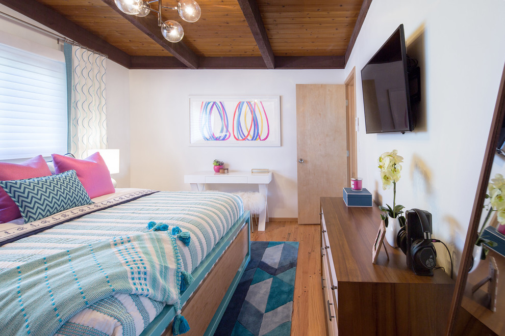 Mittelgroßes Retro Hauptschlafzimmer ohne Kamin mit weißer Wandfarbe, braunem Holzboden und braunem Boden in Seattle