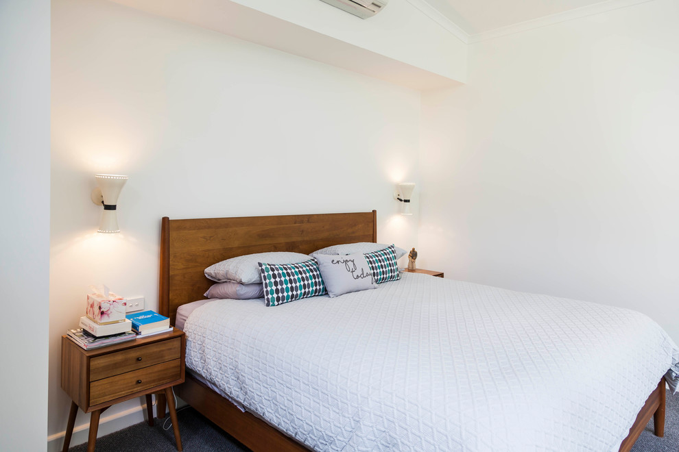 Mittelgroßes Retro Hauptschlafzimmer ohne Kamin mit weißer Wandfarbe, Teppichboden und grauem Boden in Melbourne