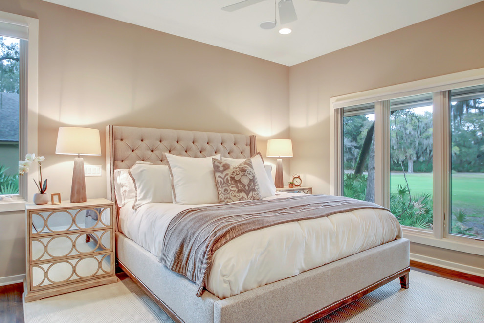 Modelo de dormitorio principal tradicional renovado de tamaño medio sin chimenea con paredes grises, suelo de madera en tonos medios y suelo marrón