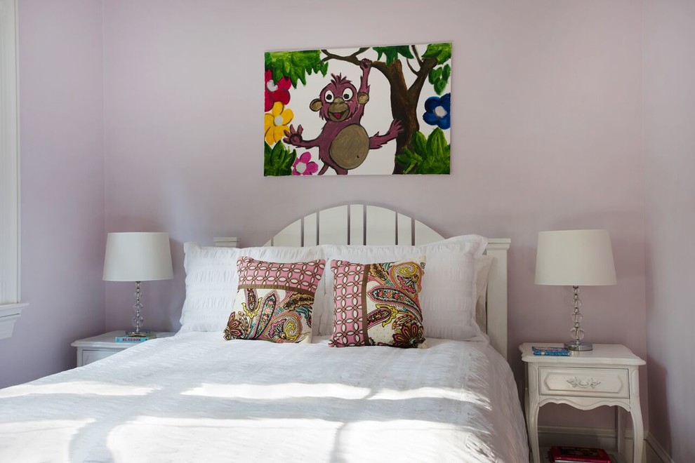 Источник вдохновения для домашнего уюта: маленькая гостевая спальня (комната для гостей) в стиле ретро с розовыми стенами без камина для на участке и в саду
