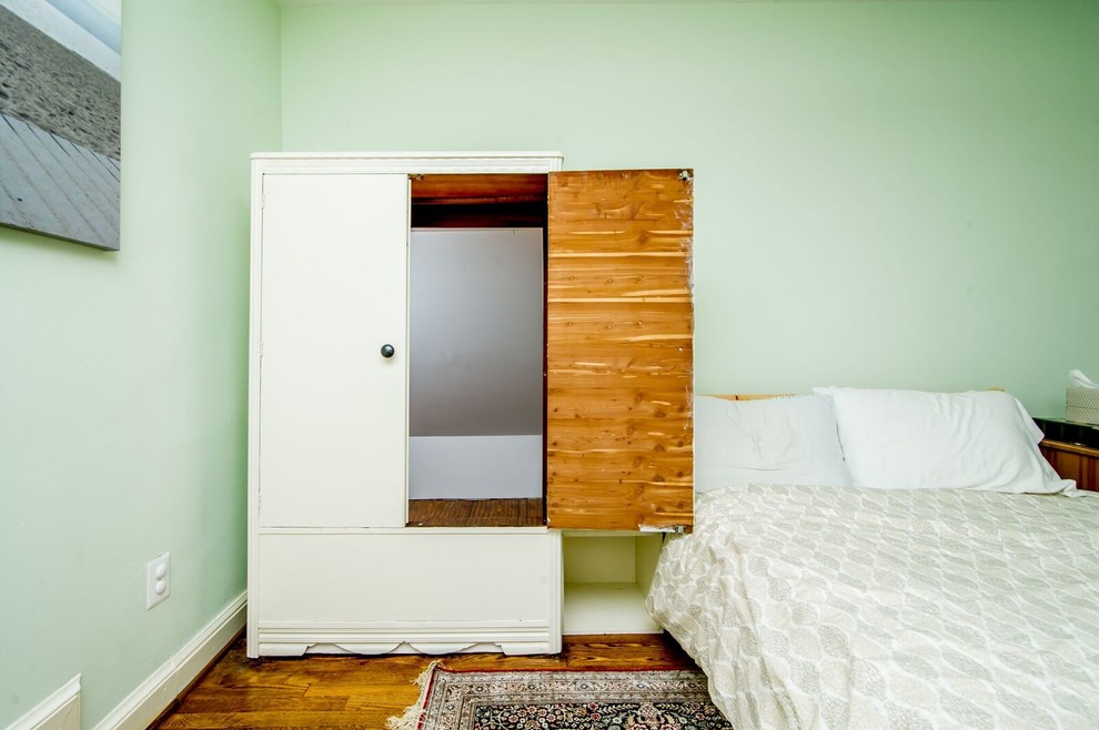 Свежая идея для дизайна: спальня среднего размера в стиле ретро с зелеными стенами и темным паркетным полом без камина - отличное фото интерьера