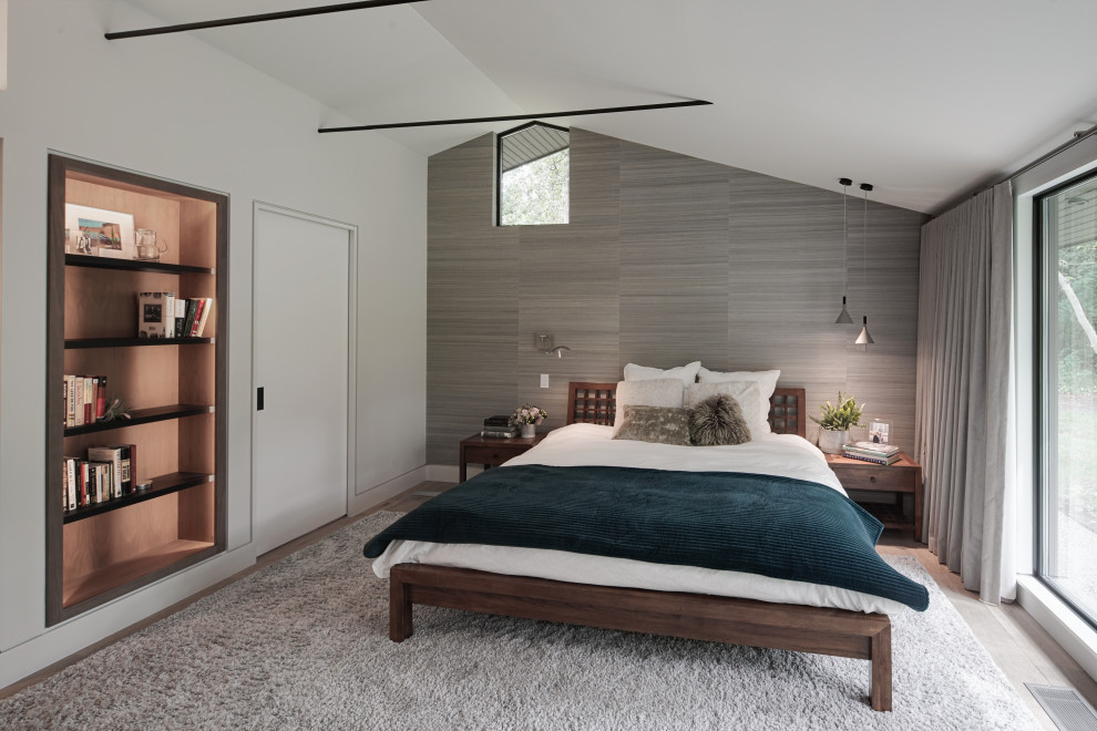 Diseño de dormitorio abovedado vintage con paredes grises, suelo de madera en tonos medios, suelo marrón y papel pintado