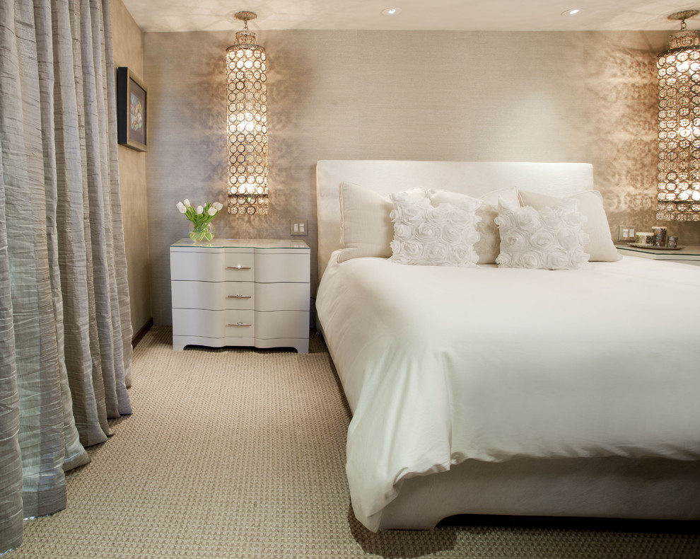 Ispirazione per una camera da letto minimalista con pareti beige e moquette