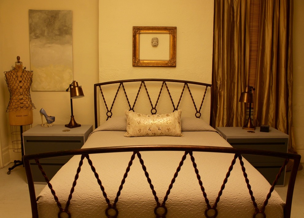 Foto de dormitorio principal clásico renovado de tamaño medio con paredes amarillas y suelo de madera pintada