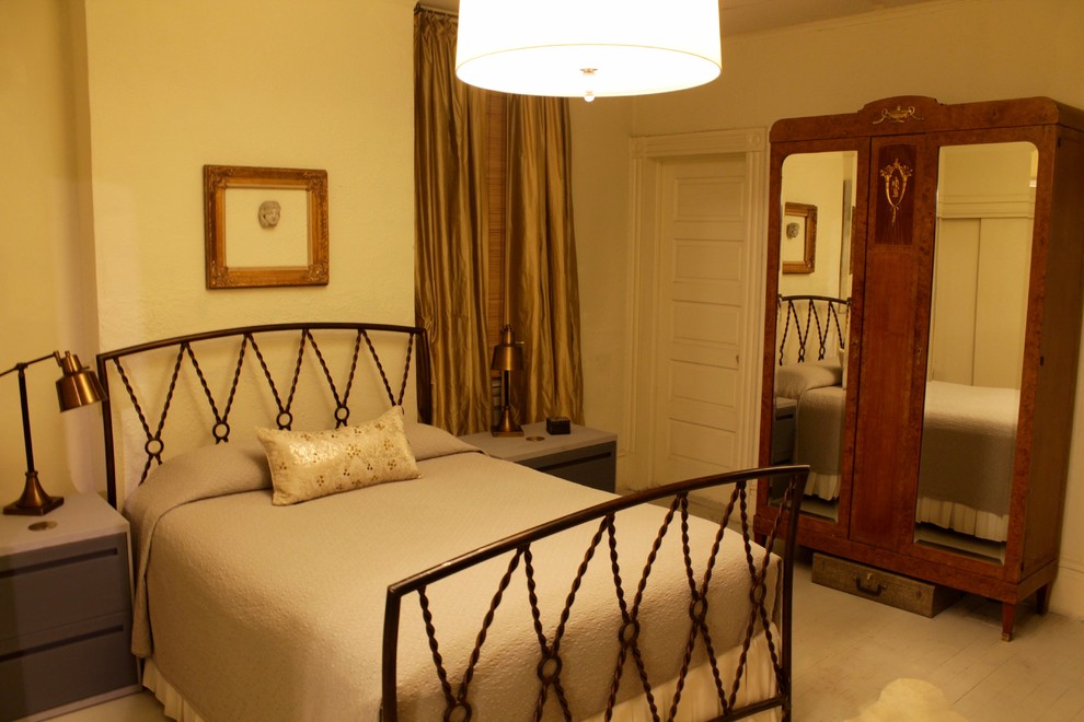 Пример оригинального дизайна: хозяйская спальня среднего размера в стиле фьюжн с желтыми стенами и деревянным полом