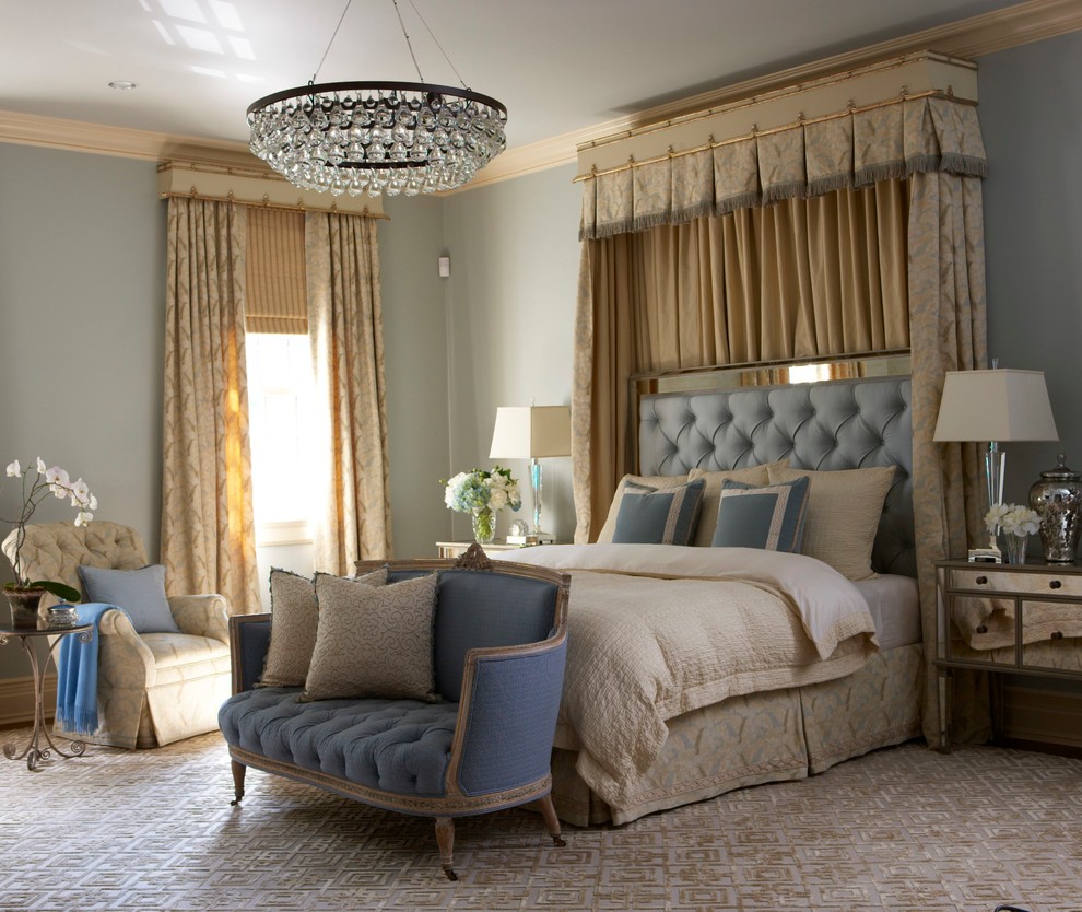 На фото: большая хозяйская спальня в классическом стиле с синими стенами, ковровым покрытием и разноцветным полом без камина
