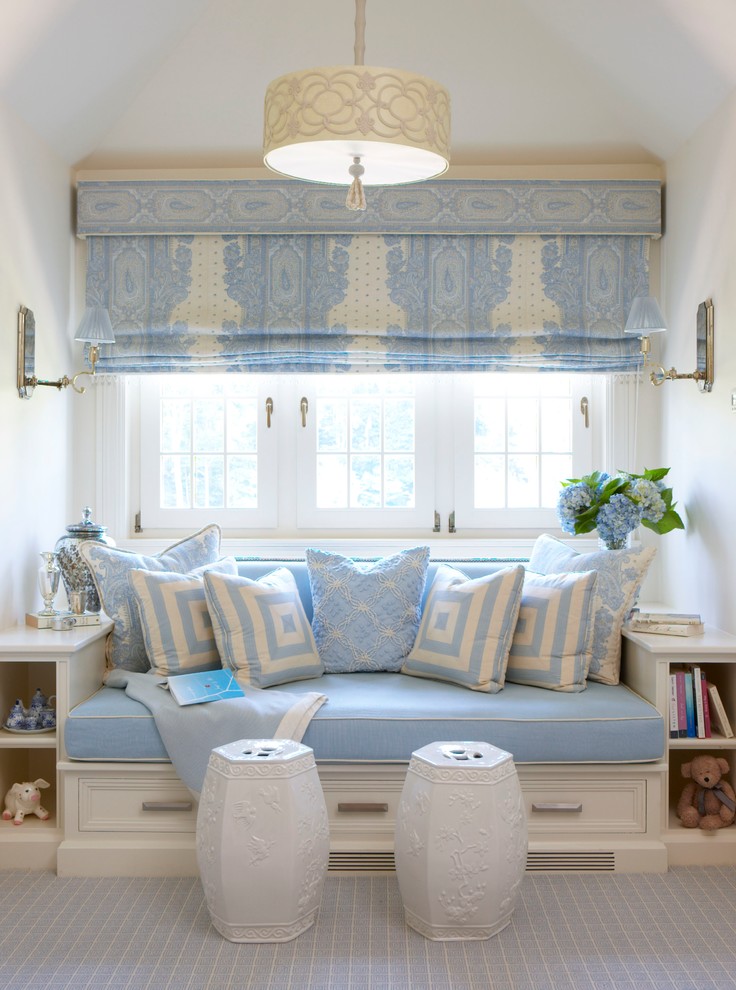 Ispirazione per una camera degli ospiti classica di medie dimensioni con pareti beige, moquette, nessun camino e pavimento blu